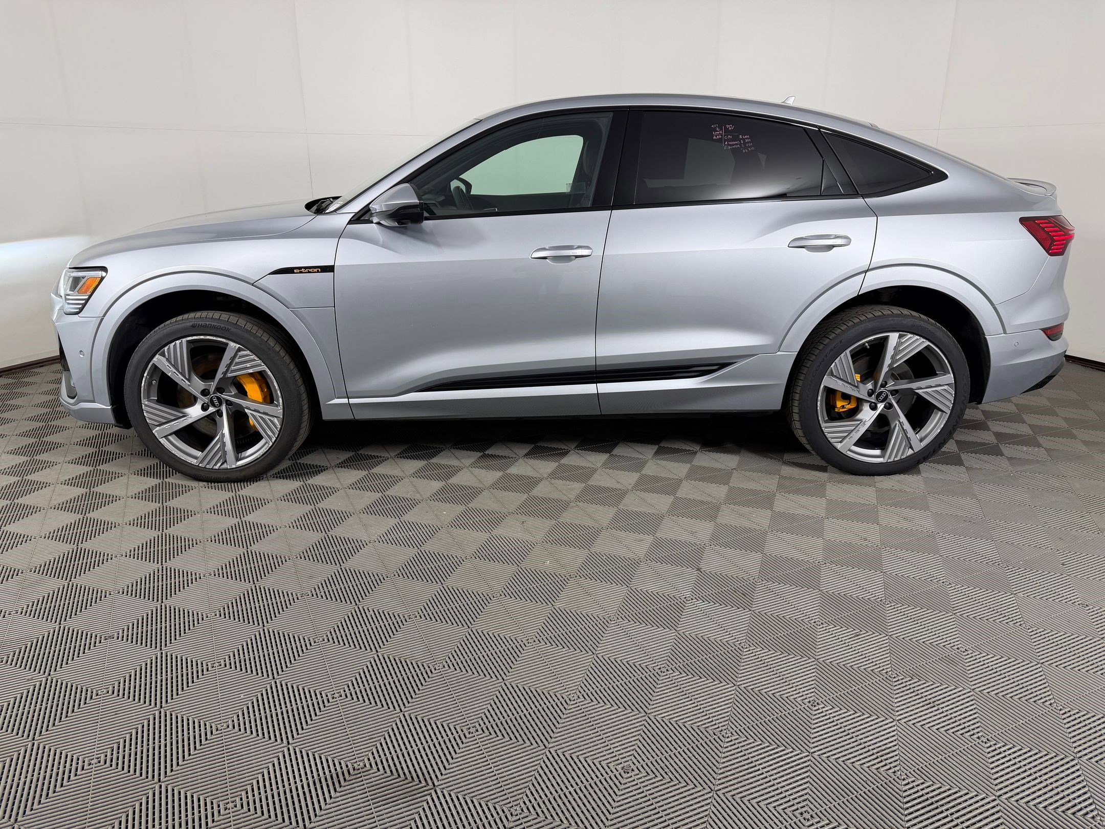 Used 2023 Audi e-tron Prestige w/ Prestige Package AWD/4WD image 2