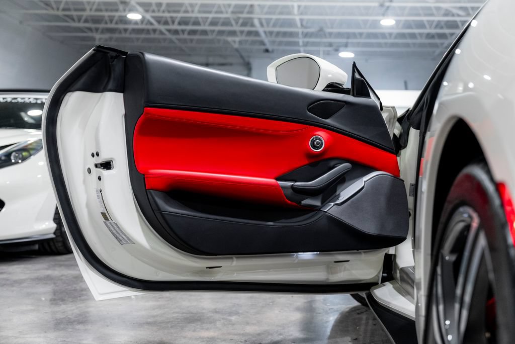 Used 2020 Ferrari Portofino RWD image 31