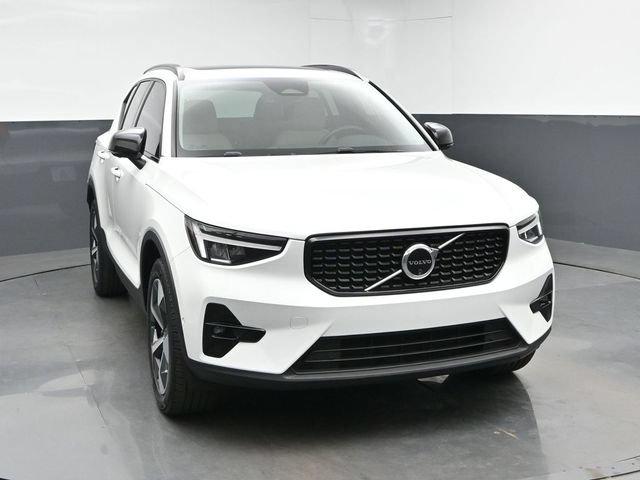 Used 2024 Volvo XC40 B5 Plus AWD/4WD image 2