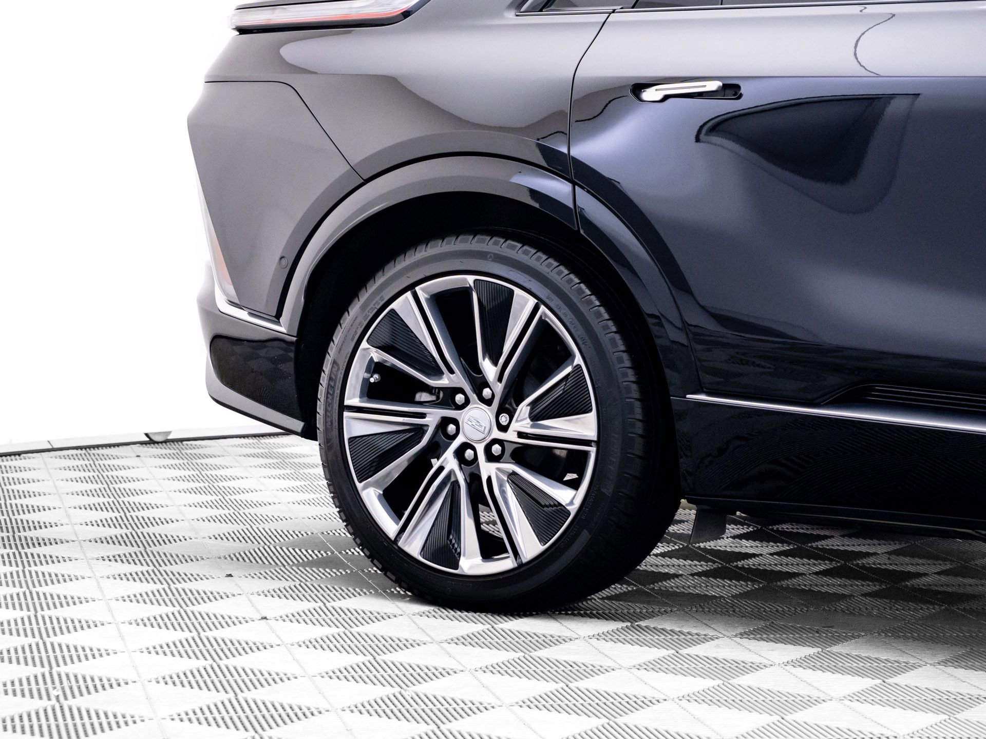 Used 2025 Cadillac Lyriq Luxury w/ LPO, Floor Liner Package image 39