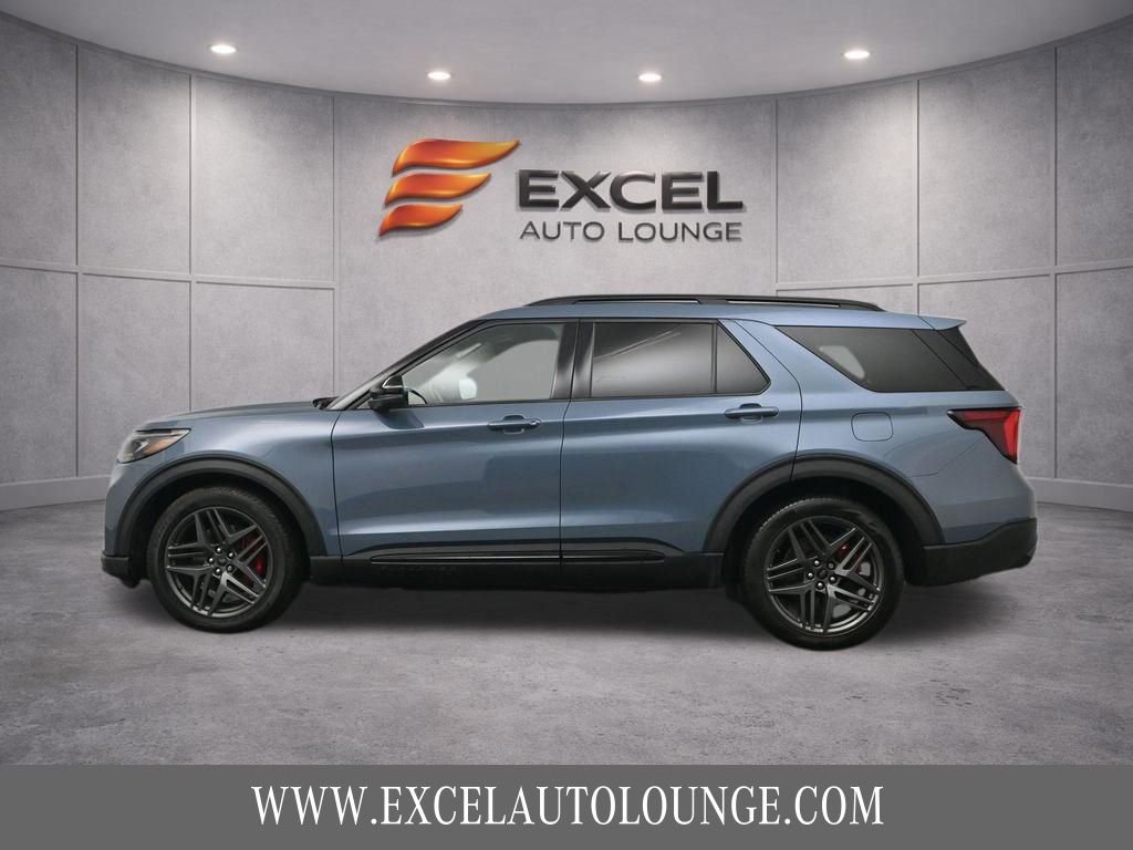 Used 2025 Ford Explorer ST image 3
