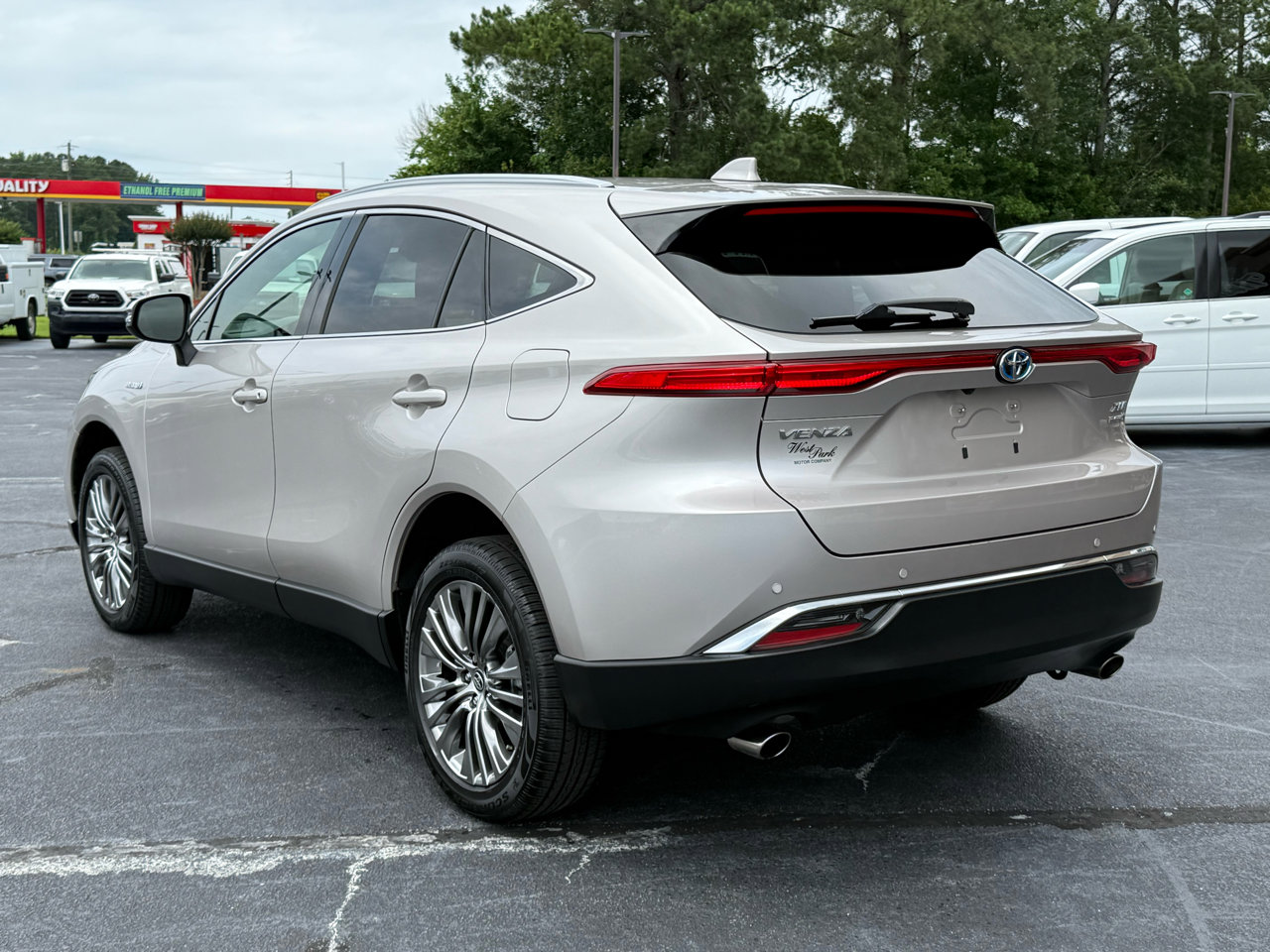 Used 2021 Toyota Venza XLE image 3