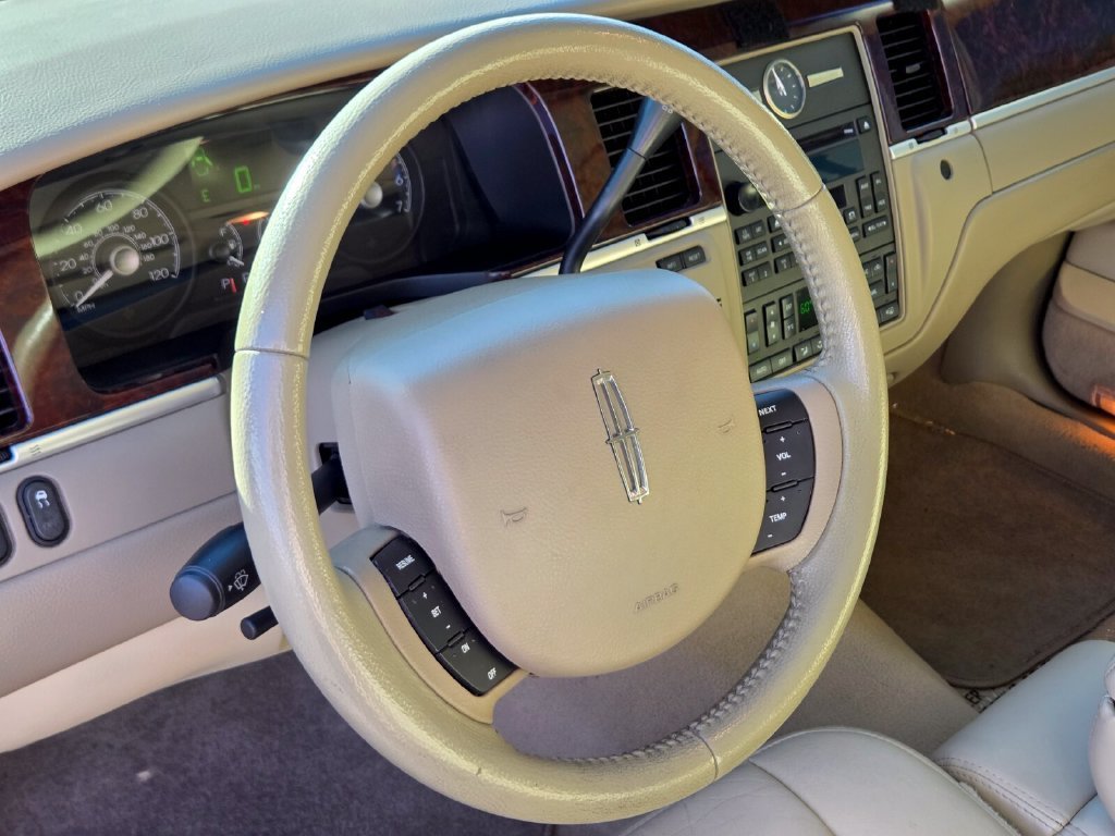 Used 2006 Lincoln Town Car Signature RWD image 23
