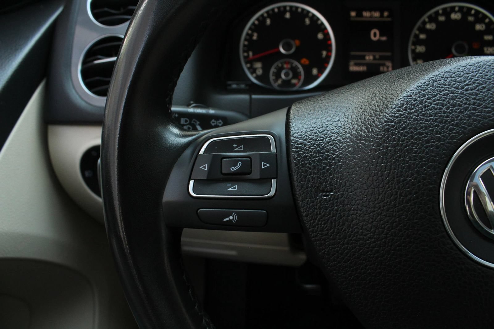 Used 2013 Volkswagen Tiguan SEL FWD image 40