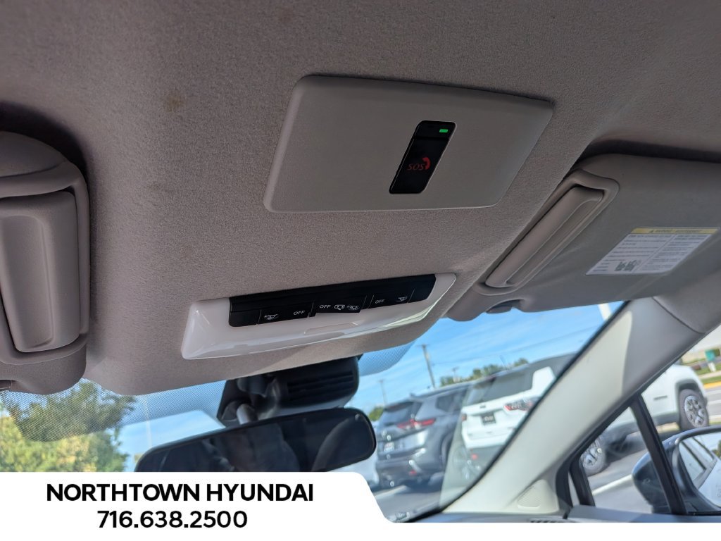 Used 2025 Nissan Versa SR FWD image 20