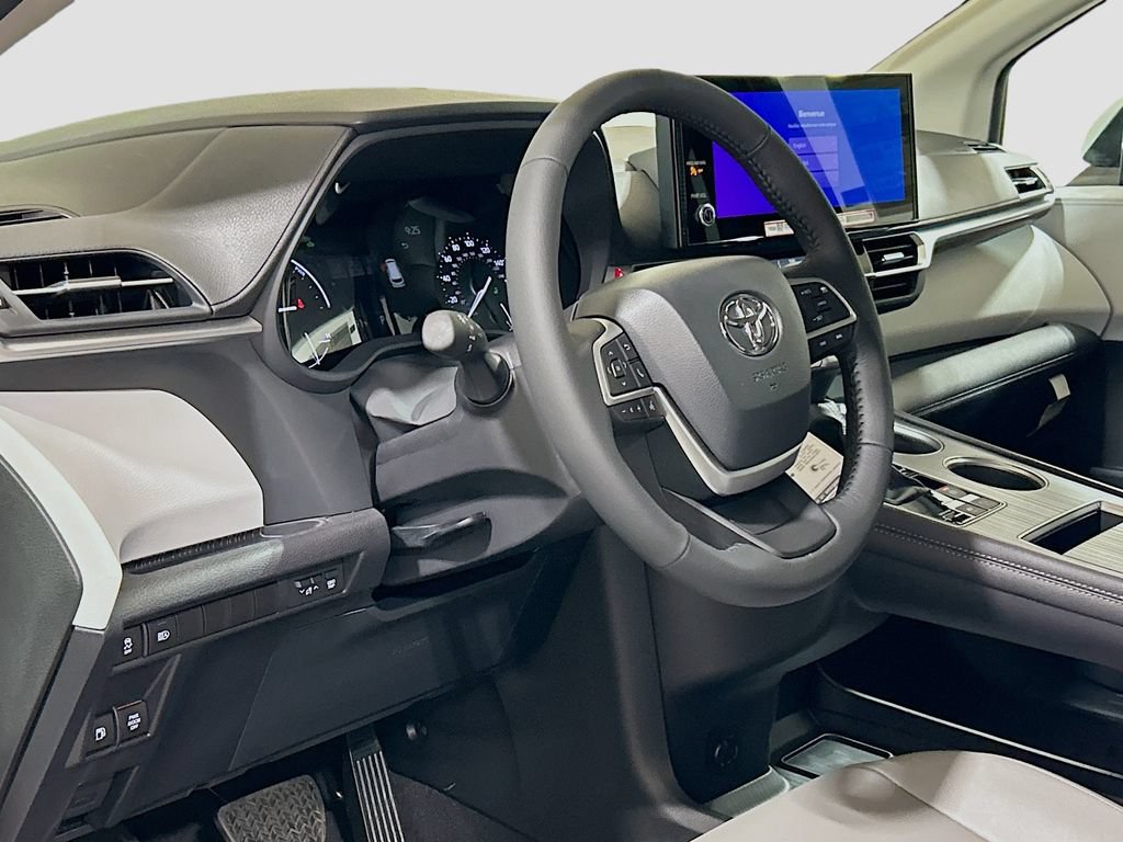 New 2025 Toyota Sienna XLE FWD image 9