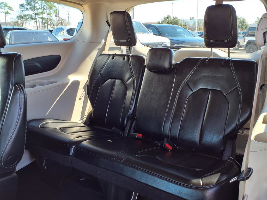 Used 2023 Chrysler Pacifica Touring-L image 18