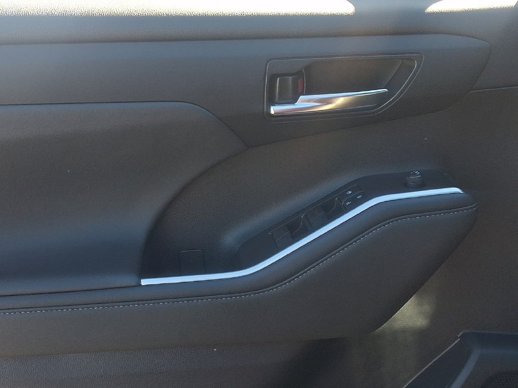 Used 2022 Toyota Highlander XLE AWD/4WD image 14