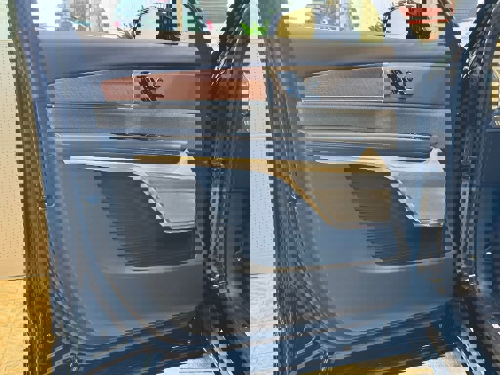 New 2026 Cadillac Vistiq Premium Luxury image 17