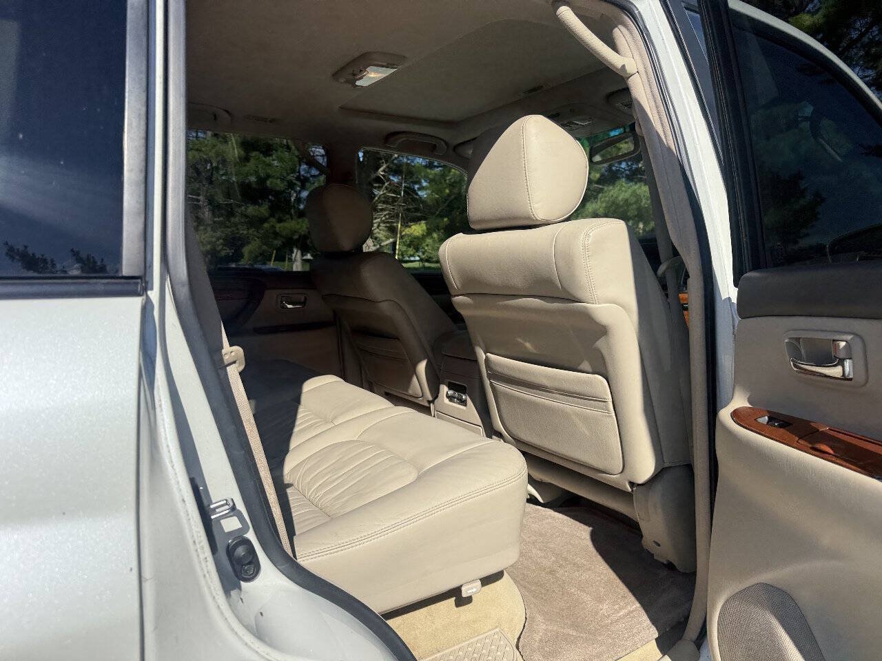 Used 2005 Lexus LX 470 4WD w/ Preferred Accessory Pkg image 16