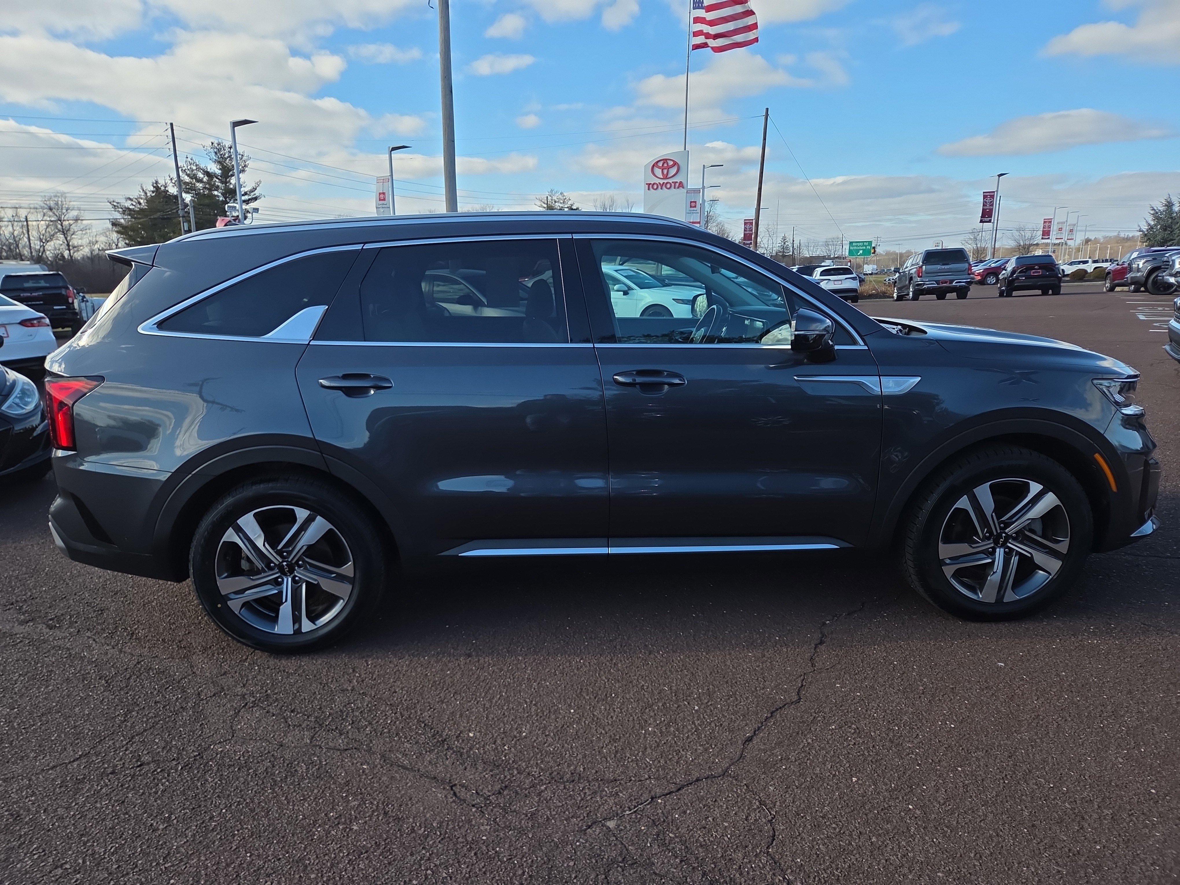 Used 2022 Kia Sorento EX w/ Panoramic Sunroof Package image 2