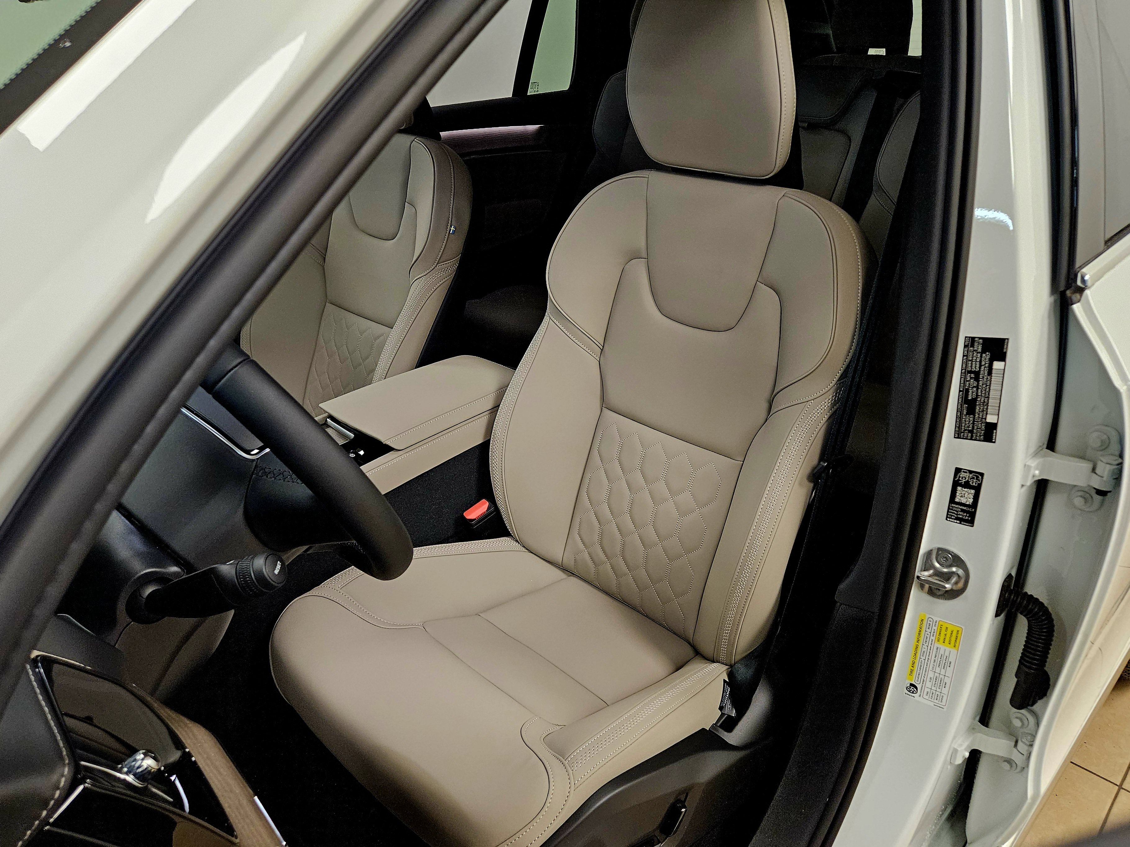 New 2026 Volvo XC90 T8 Plus w/ Protection Package Premier AWD/4WD image 39