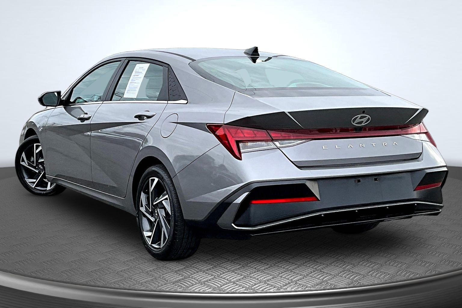 Used 2024 Hyundai Elantra SEL w/ Convenience Package FWD image 3