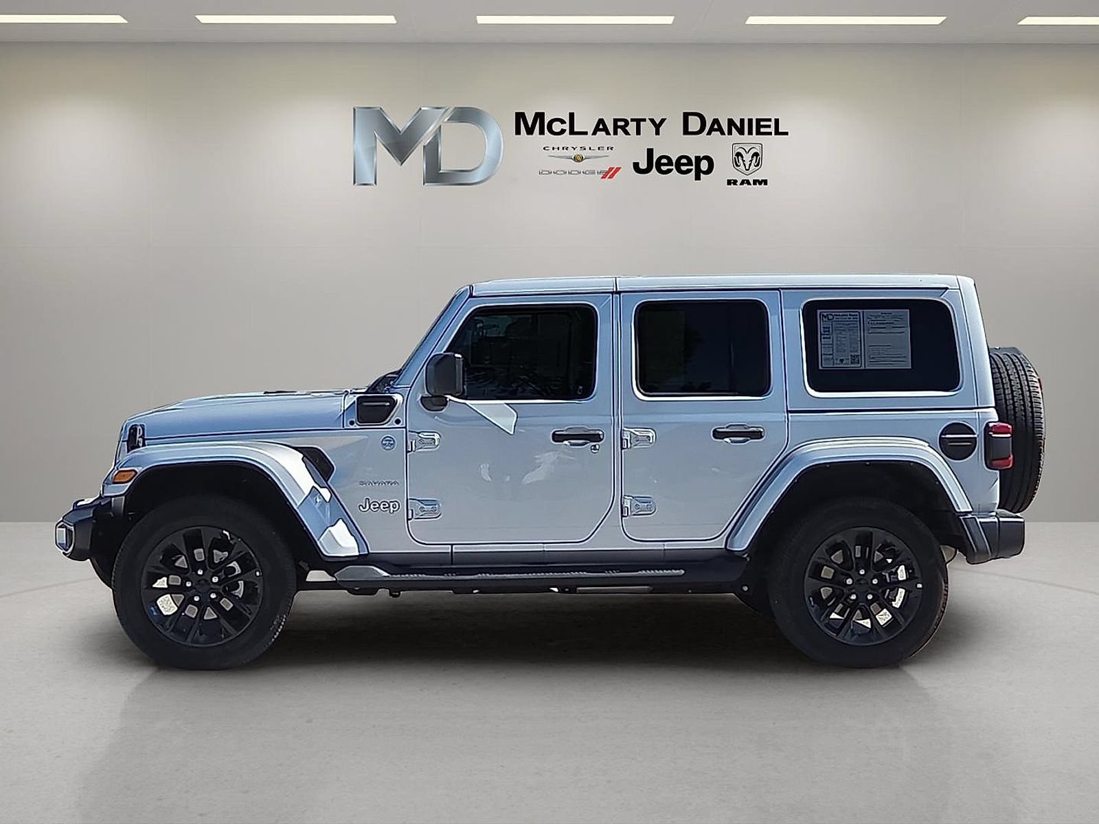 Used 2022 Jeep Wrangler Unlimited Sahara w/ Cold Weather Group AWD/4WD image 3