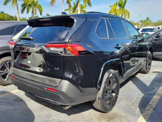 Used 2021 Toyota RAV4 LE FWD image 3