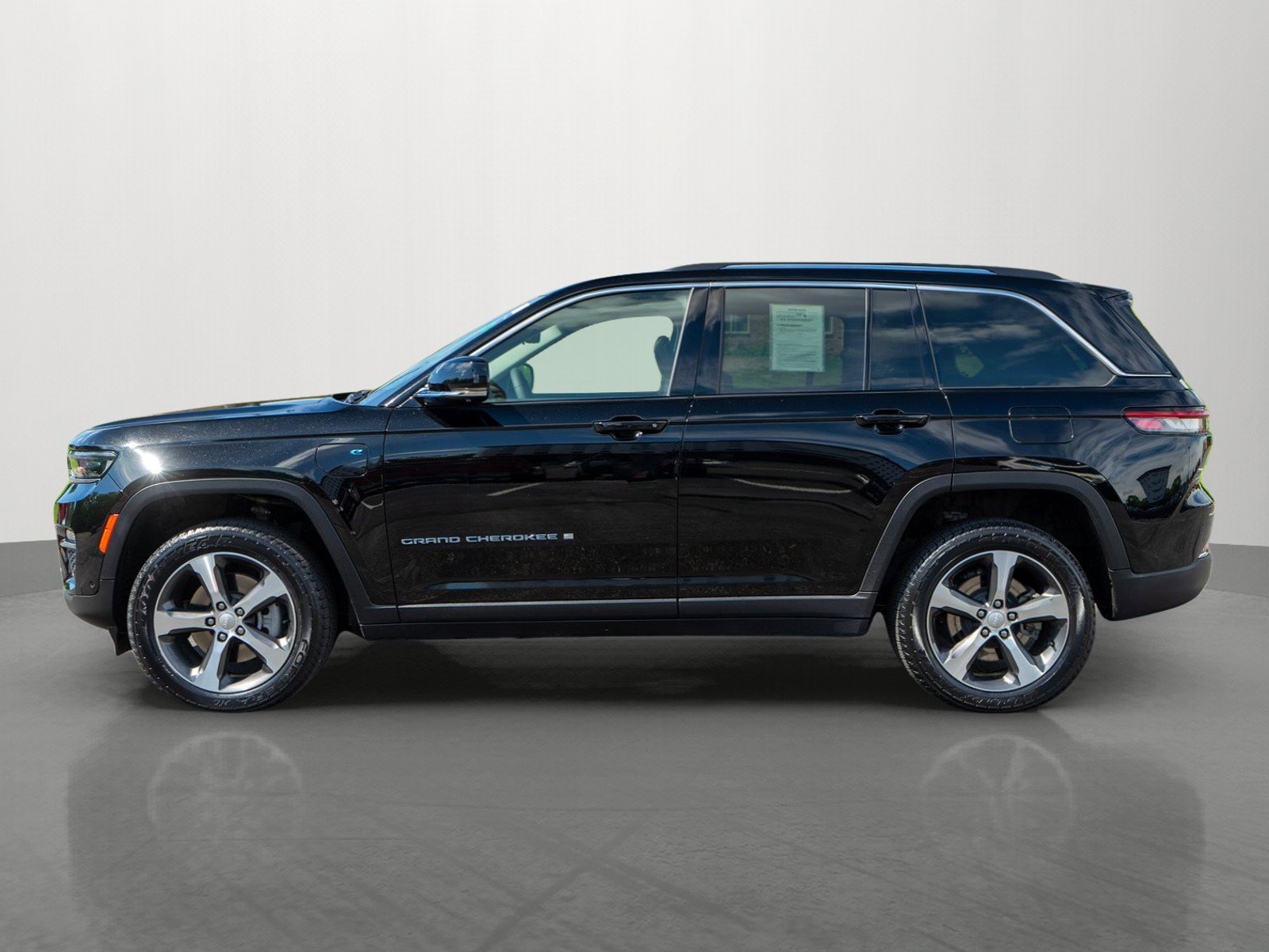 Used 2022 Jeep Grand Cherokee Limited 4xe w/ Luxury Tech Group II AWD/4WD image 4