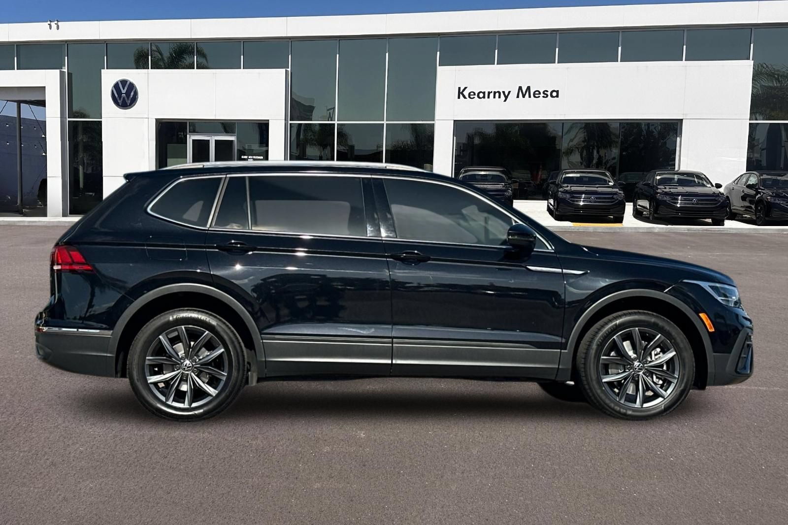 Used 2023 Volkswagen Tiguan SE FWD image 3