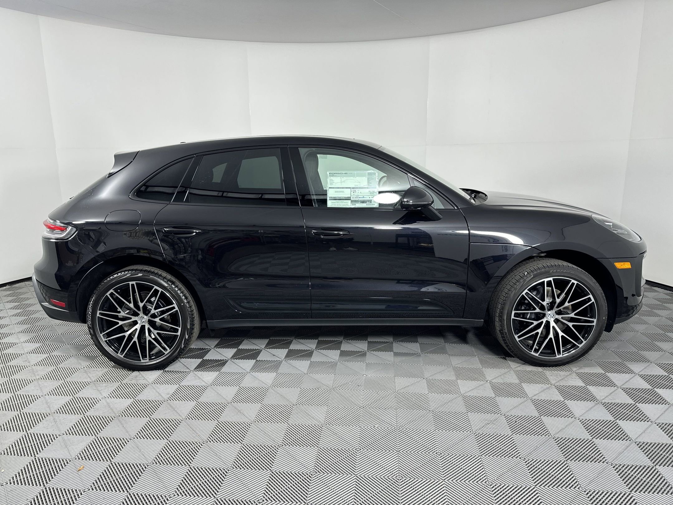 Certified 2025 Porsche Macan image 8