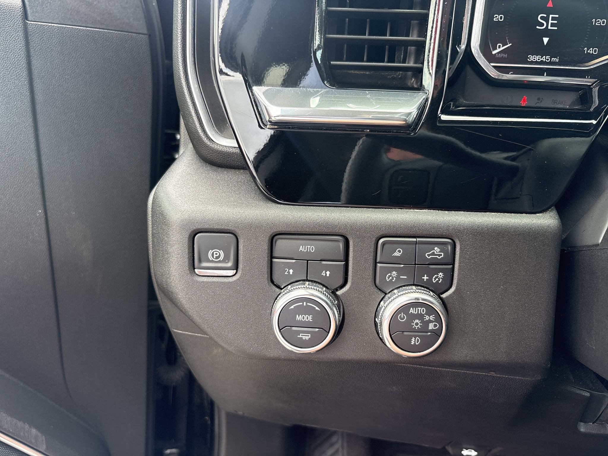 Used 2025 GMC Sierra 1500 SLT AWD/4WD image 15