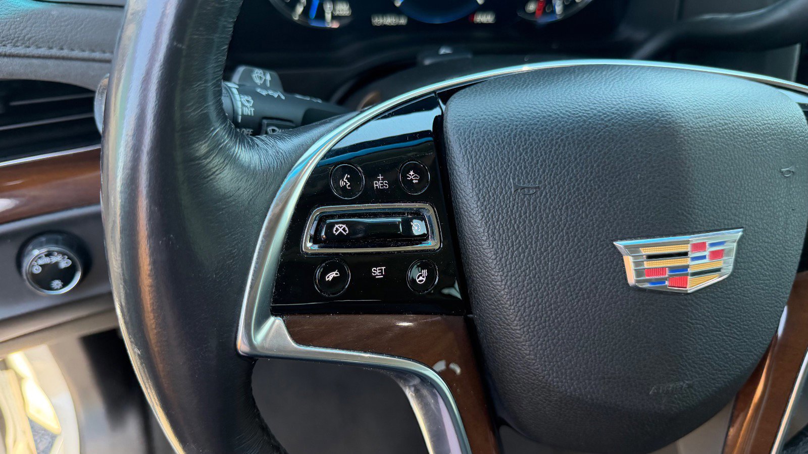 Used 2019 Cadillac Escalade ESV Luxury AWD/4WD image 36