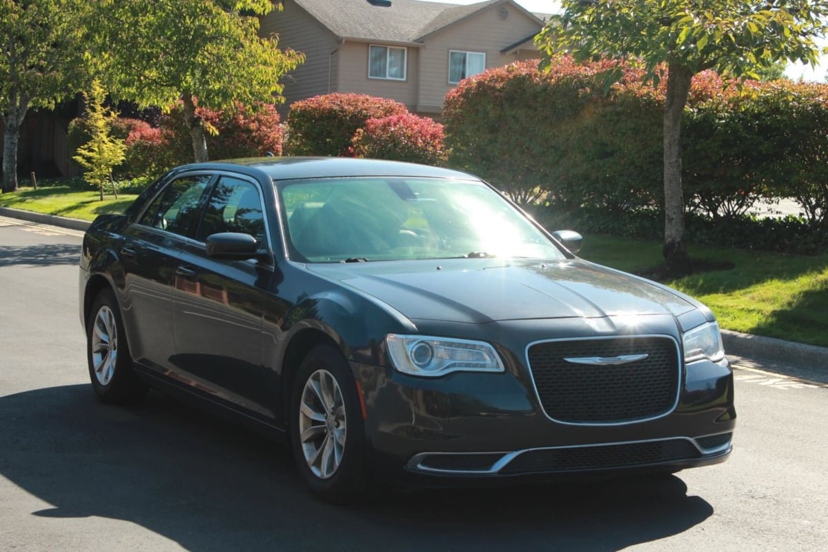 Used 2015 Chrysler 300 Limited RWD image 3