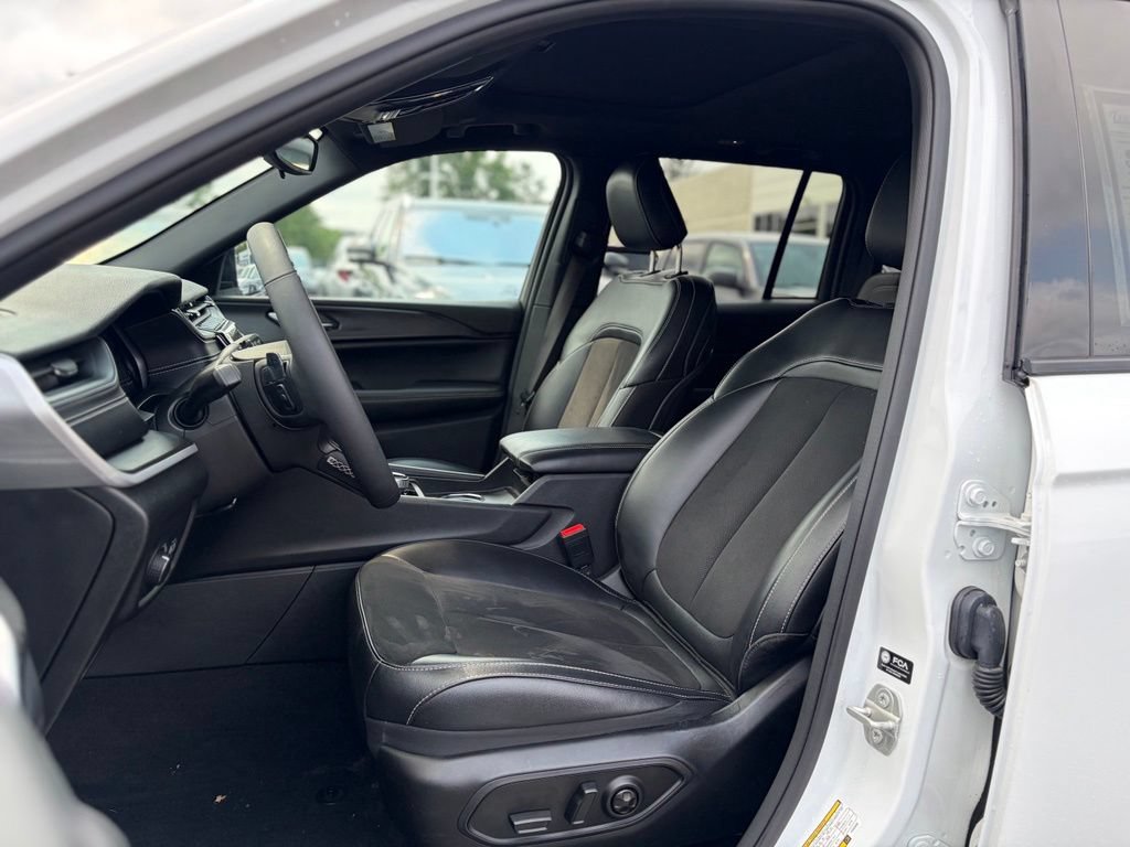 Used 2023 Jeep Grand Cherokee Altitude AWD/4WD image 21