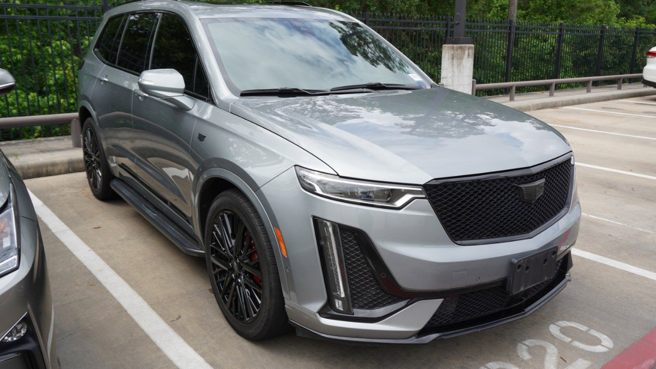 Used 2024 Cadillac XT6 Sport w/ Technology Package AWD/4WD image 3