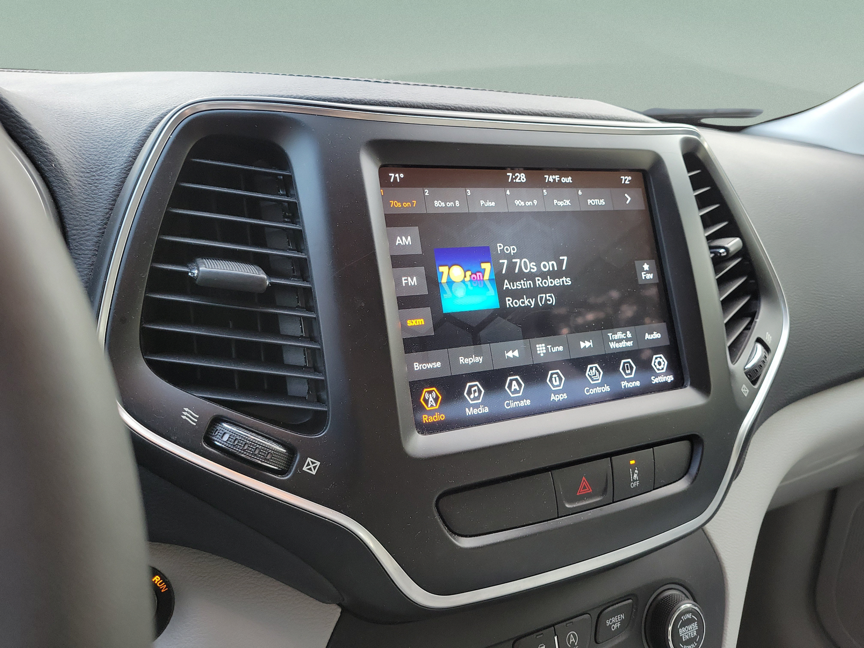 Certified 2022 Jeep Cherokee Latitude Lux w/ Sun & Sound Group FWD image 17