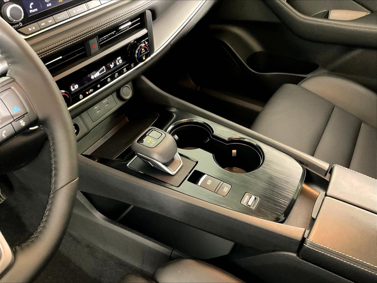 Used 2025 Nissan Rogue SV w/ SV Premium Package FWD image 18