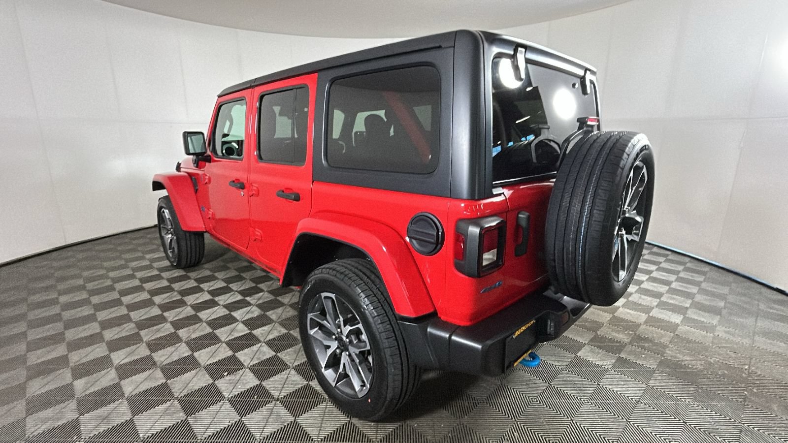 Used 2024 Jeep Wrangler Unlimited w/ Convenience Group AWD/4WD image 5