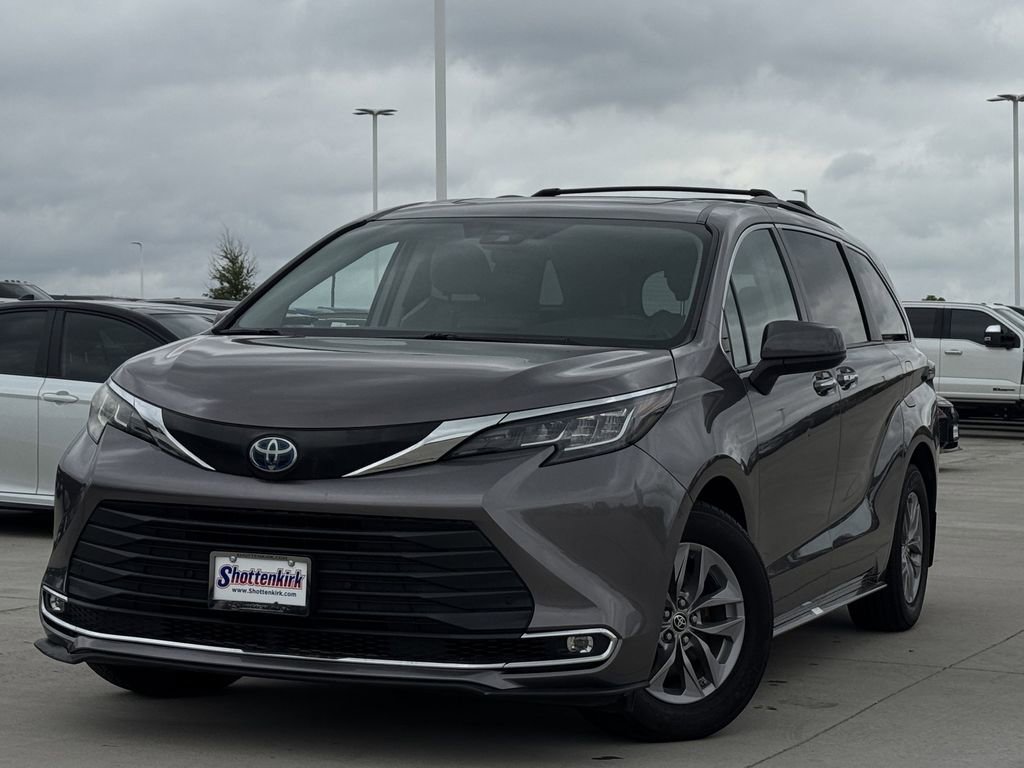 Used 2022 Toyota Sienna XLE FWD image 2