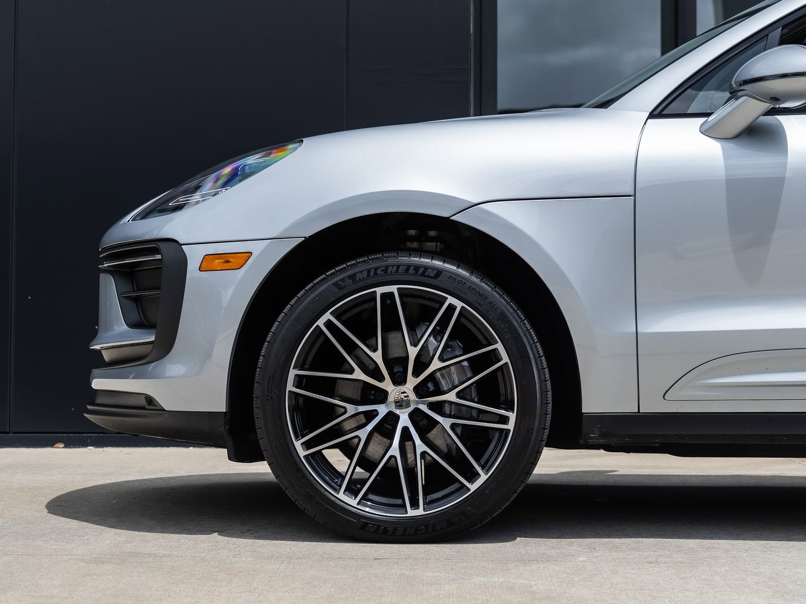 Certified 2025 Porsche Macan image 13