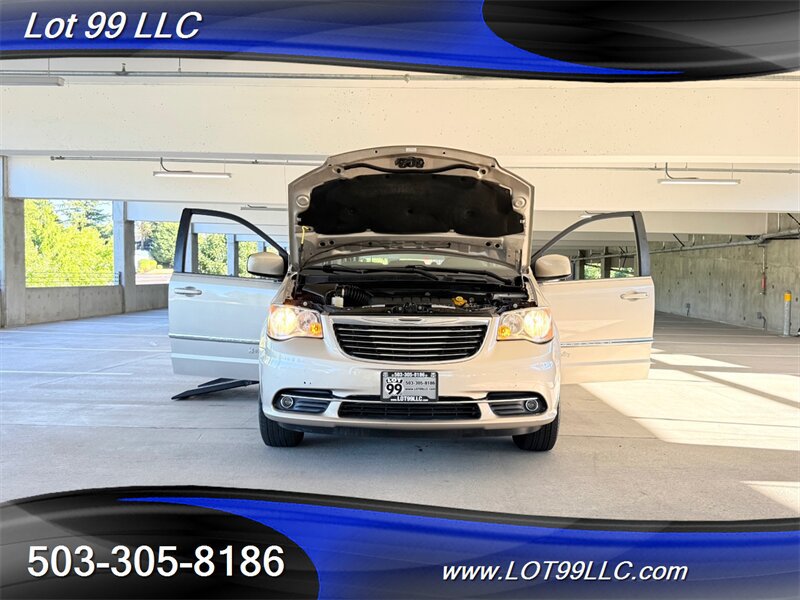 Used 2013 Chrysler Town & Country Touring FWD image 27
