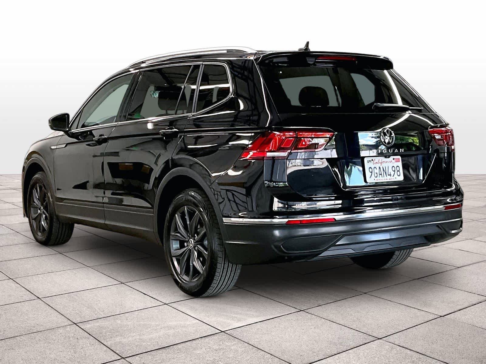 Used 2023 Volkswagen Tiguan SE w/ Panoramic Sunroof Package FWD image 15