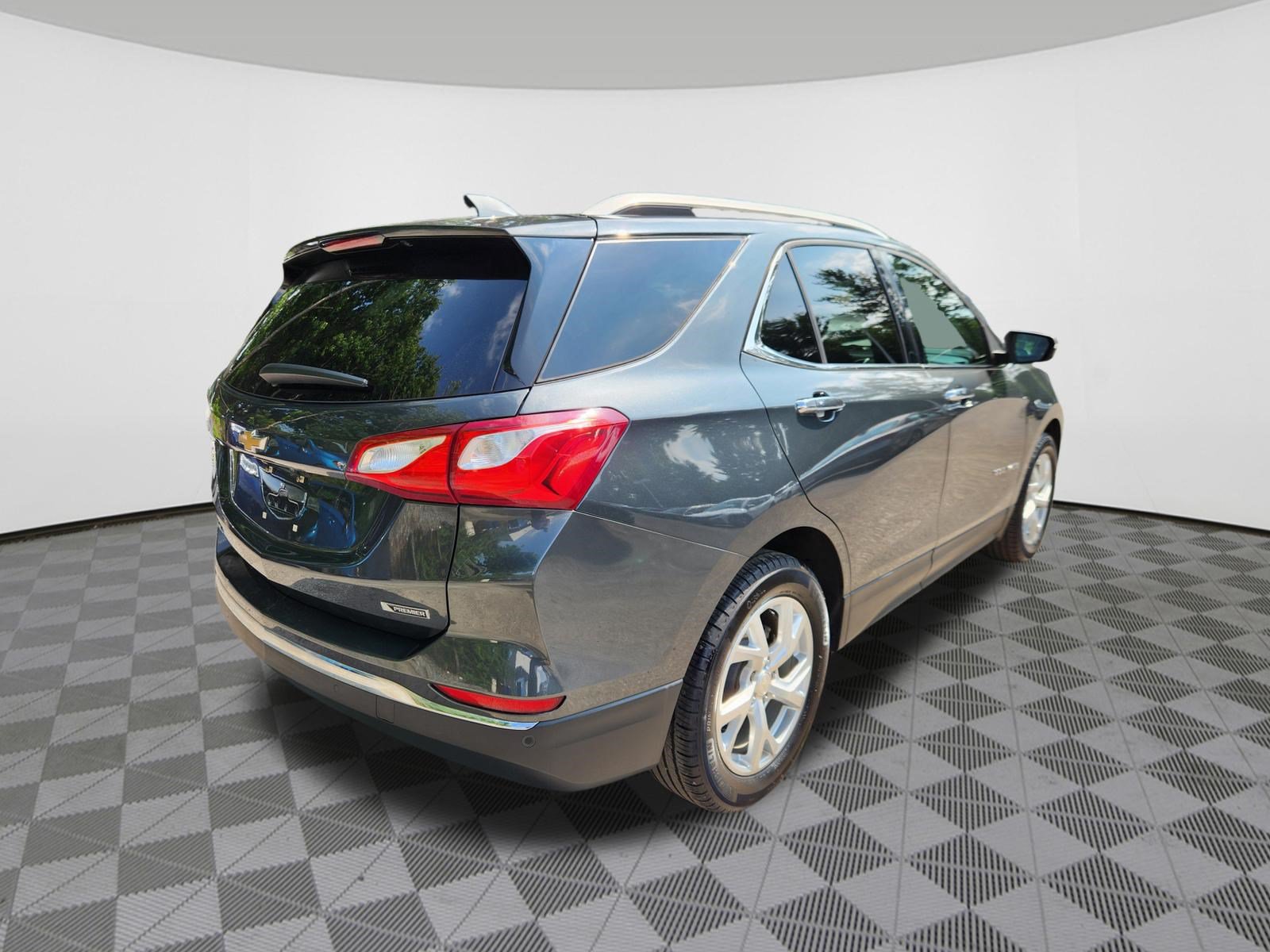 Used 2018 Chevrolet Equinox Premier FWD image 4