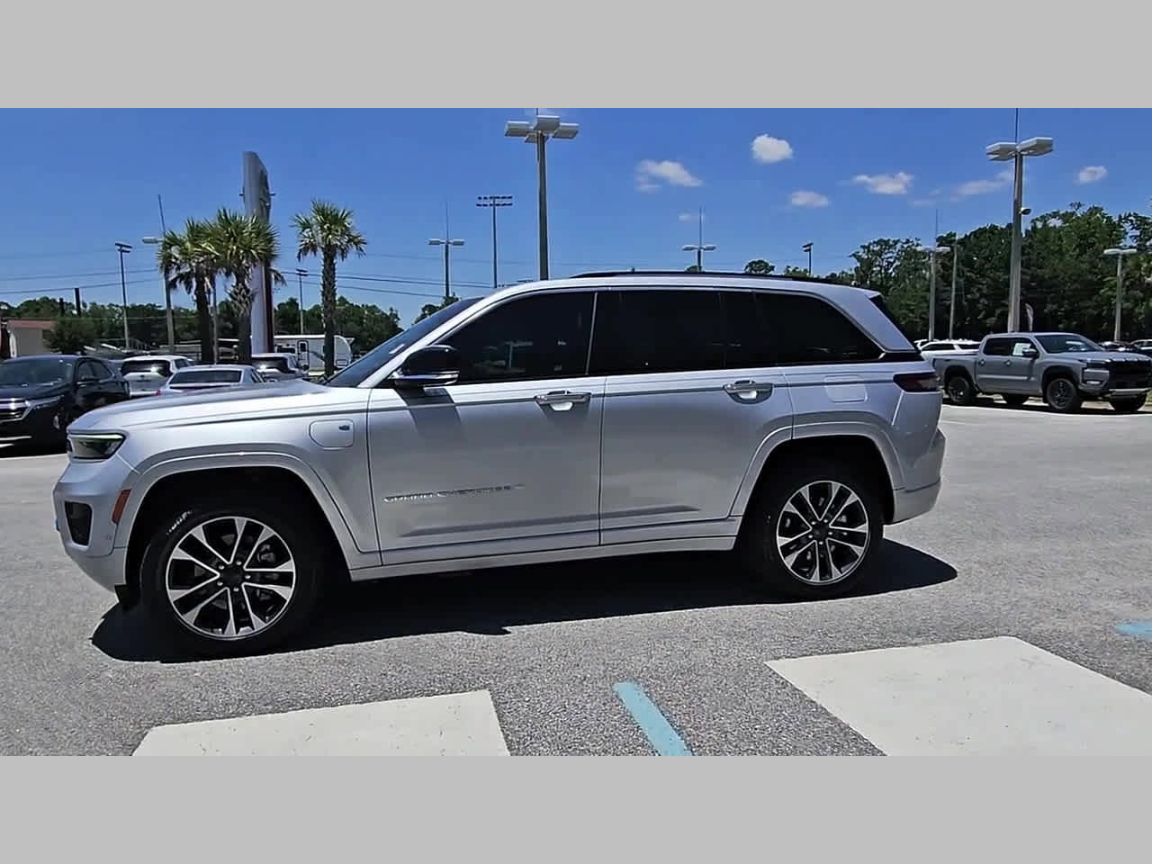 Used 2023 Jeep Grand Cherokee Overland AWD/4WD image 28