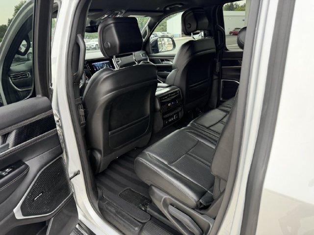 Used 2024 Jeep Wagoneer L Series II w/ Flexible Seating Group AWD/4WD image 12