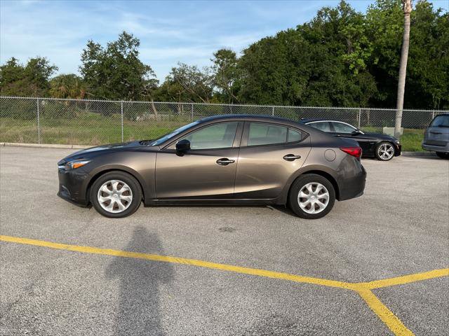 Used 2017 MAZDA MAZDA3 Sport FWD image 3