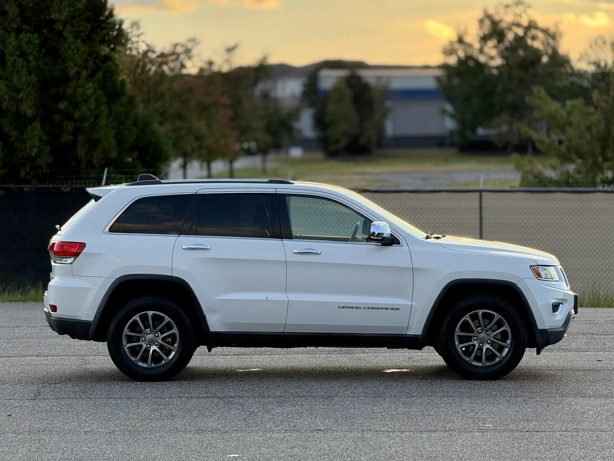 Used 2015 Jeep Grand Cherokee Limited AWD/4WD image 9