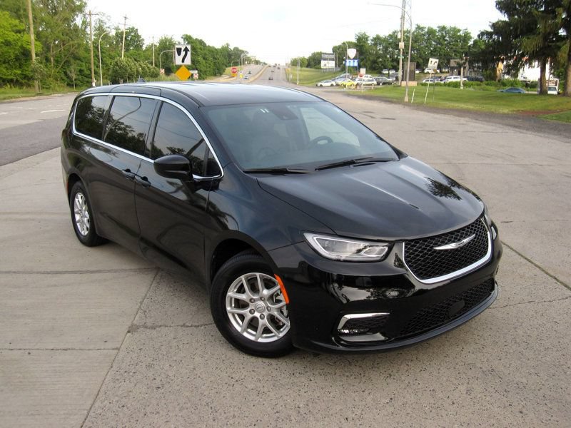 Used 2025 Chrysler Pacifica Select FWD image 2