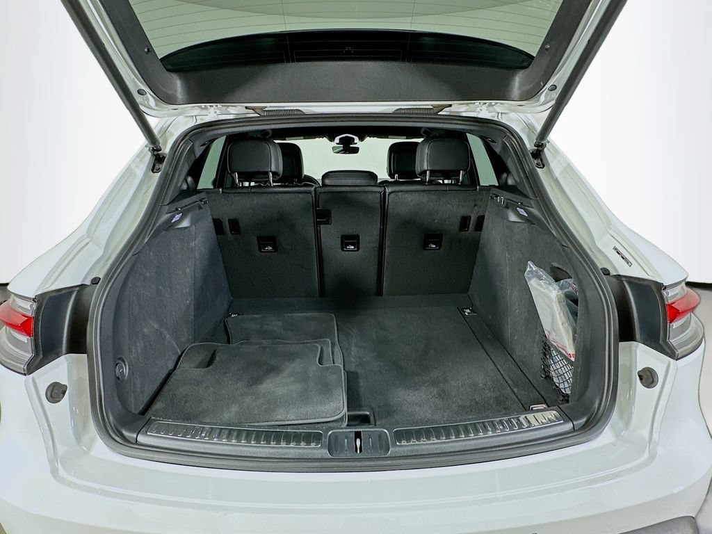Certified 2022 Porsche Macan AWD/4WD image 28