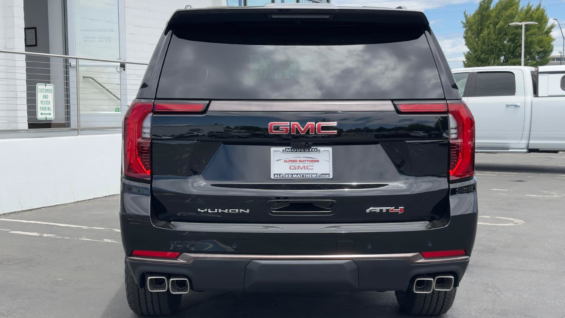 New 2026 GMC Yukon XL AT4 Ultimate w/ LPO, Illumination Package AWD/4WD image 6