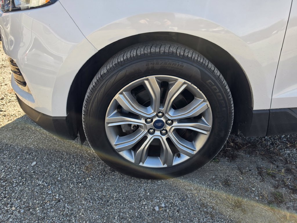 Used 2019 Ford Edge Titanium w/ Cold Weather Package AWD/4WD image 3