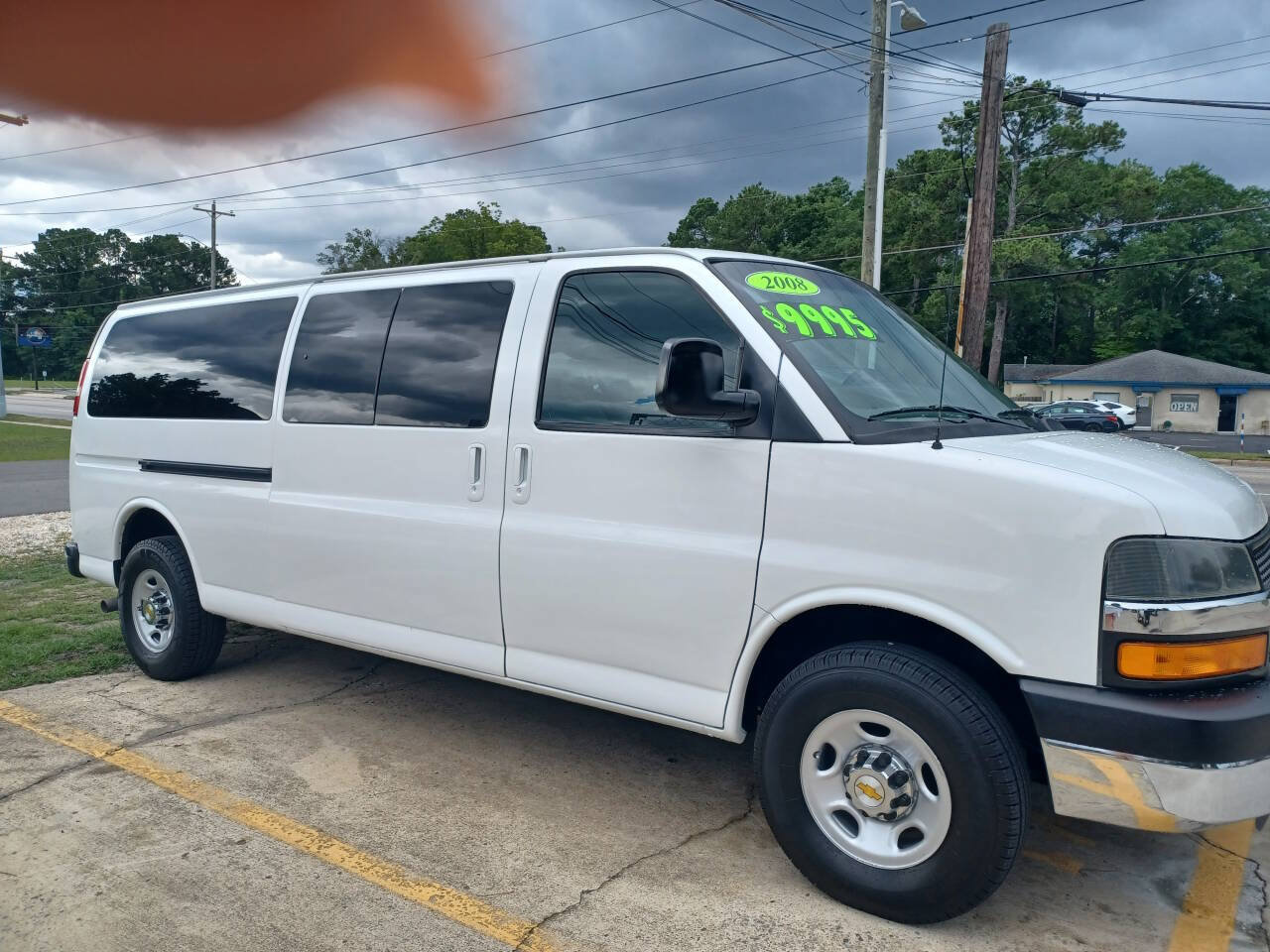 Used 2008 Chevrolet Express 3500 Extended Passenger w/ LT Preferred Equipment Group RWD image 2