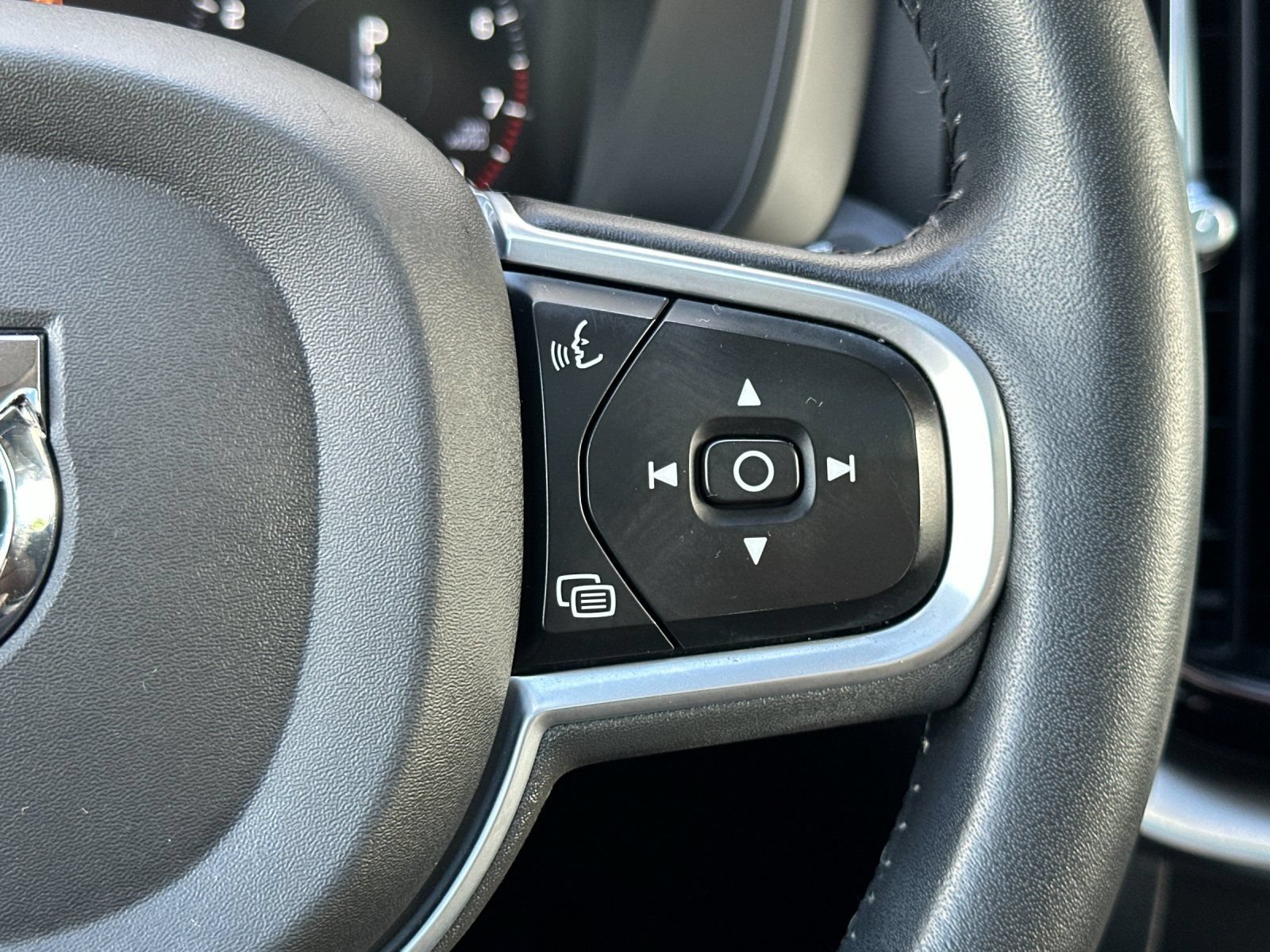 Used 2019 Volvo XC60 T6 Momentum w/ Multimedia Package AWD/4WD image 28
