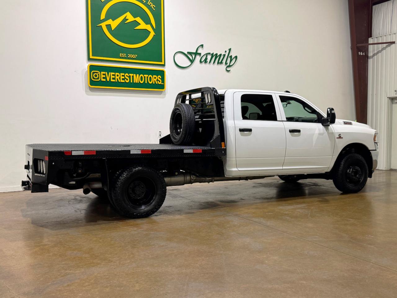 Used 2024 RAM 3500 Tradesman w/ Chrome Appearance Group AWD/4WD image 8