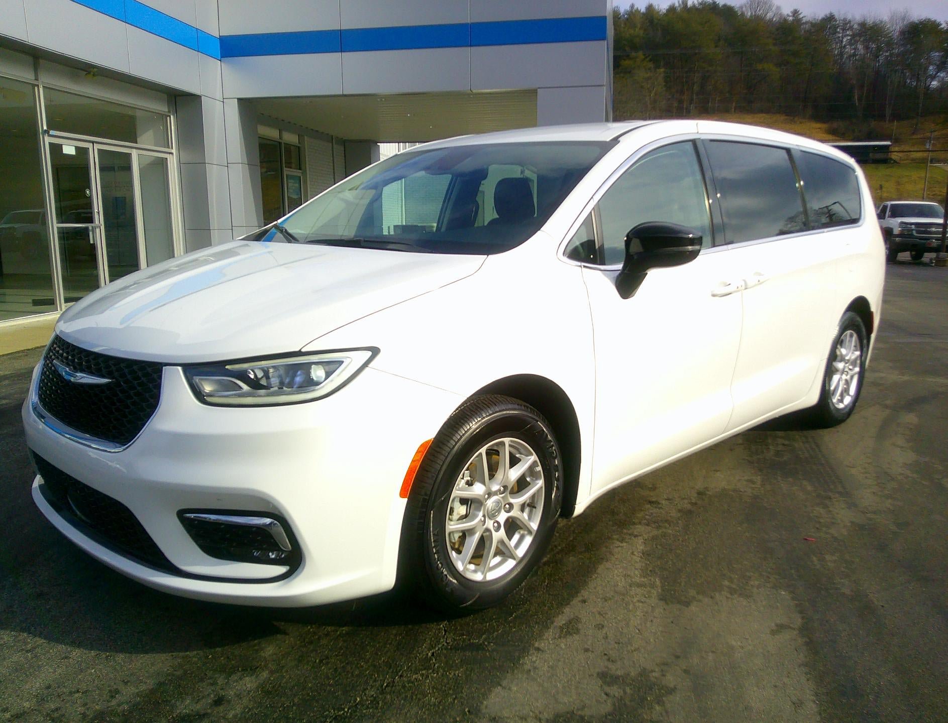 Used 2024 Chrysler Pacifica Touring-L