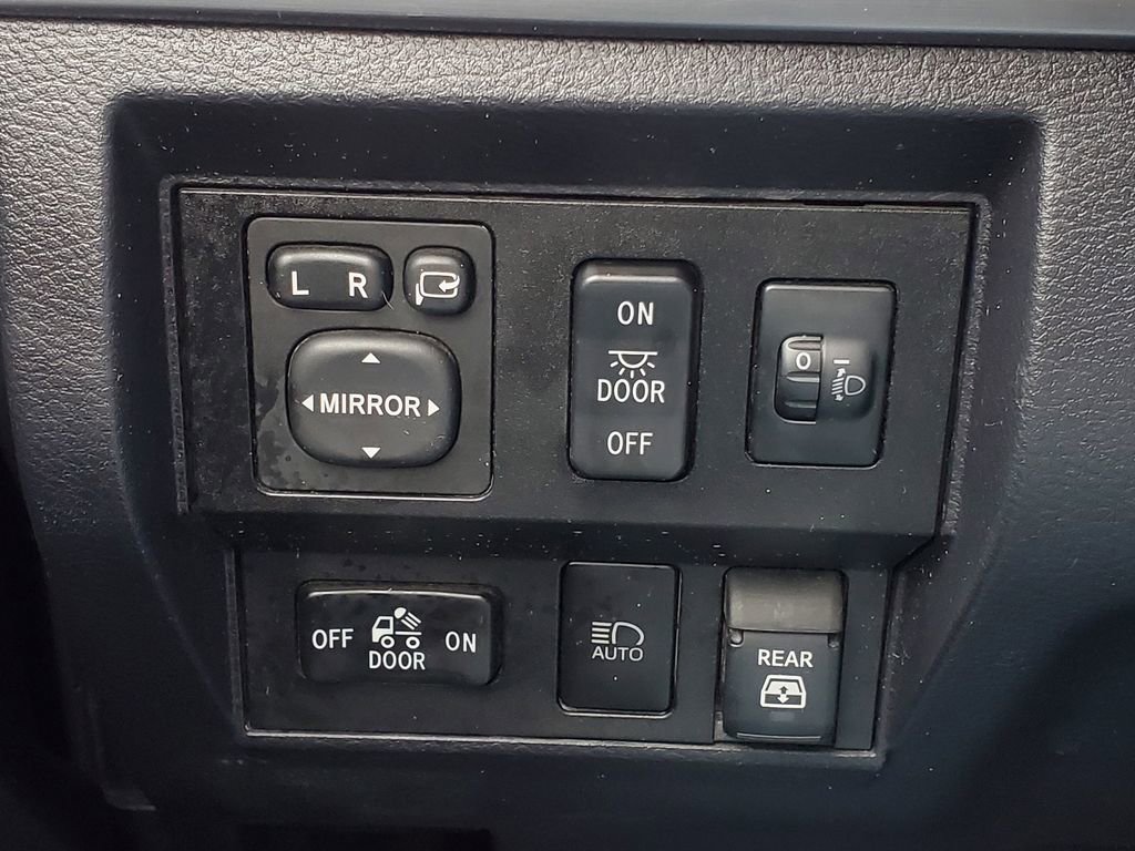 Used 2019 Toyota Tundra 4x4 CrewMax image 16