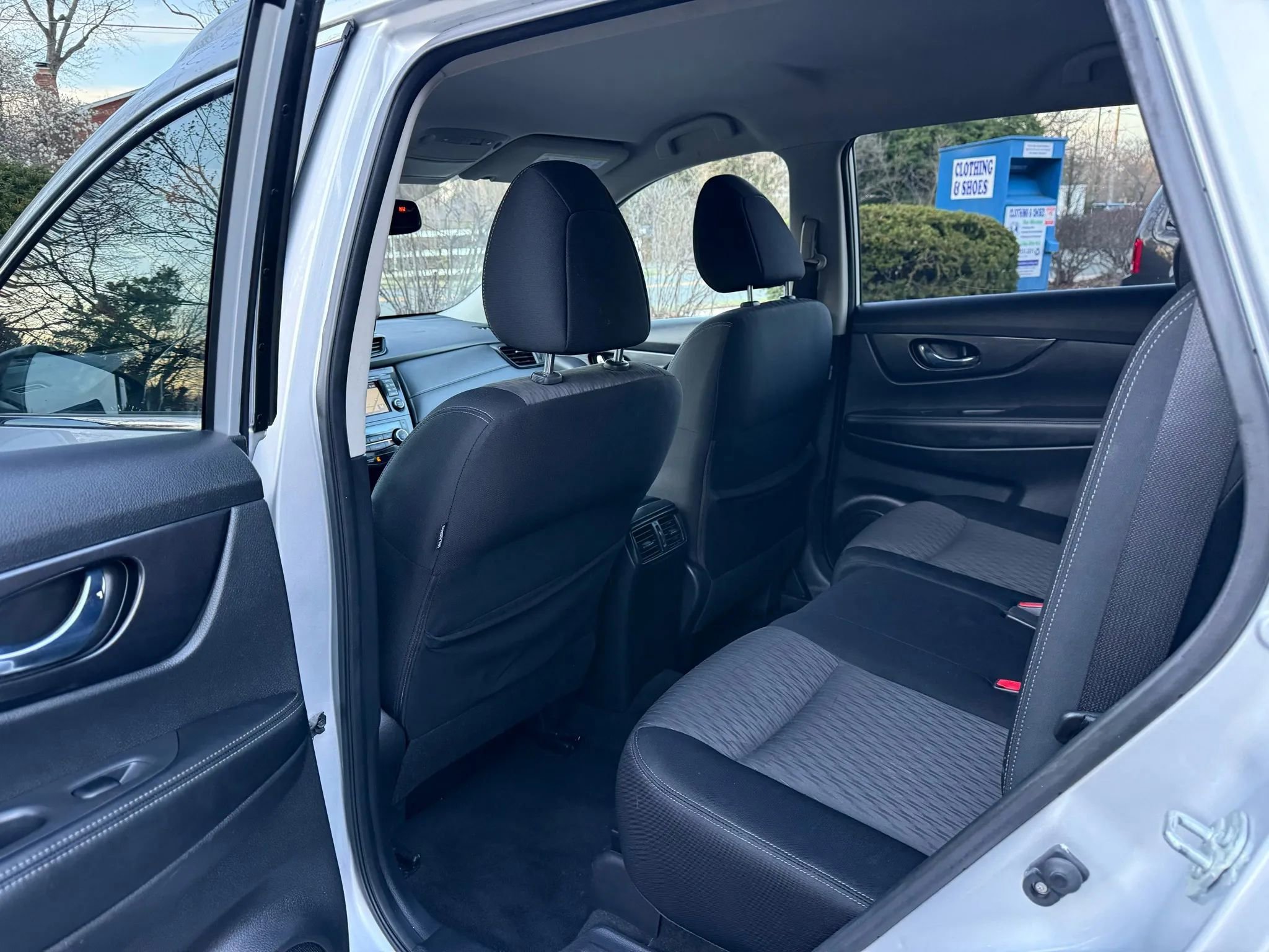 Used 2017 Nissan Rogue SV w/ SV Premium Package image 31