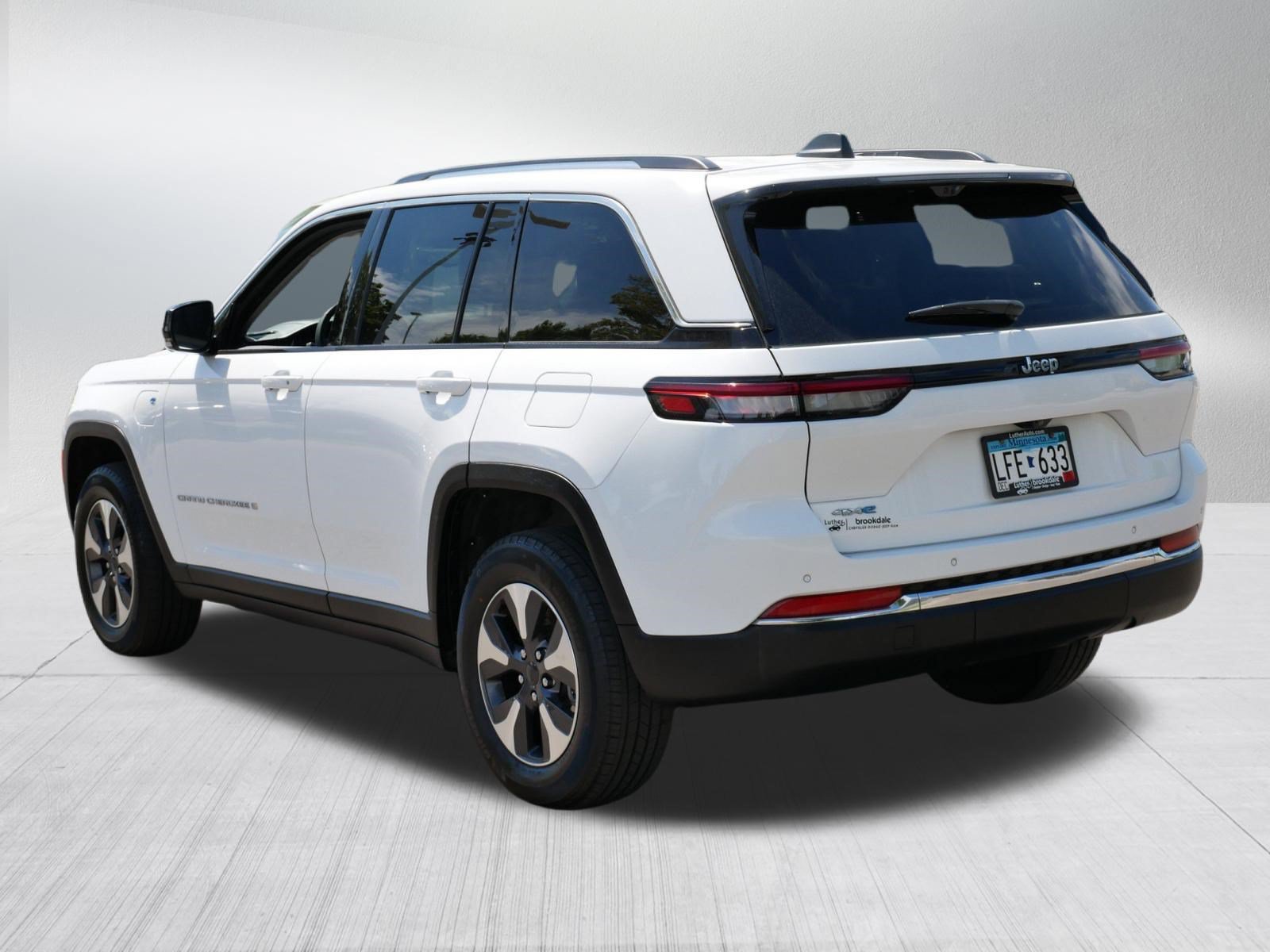 Used 2022 Jeep Grand Cherokee Limited 4xe w/ Luxury Tech Group II AWD/4WD image 5